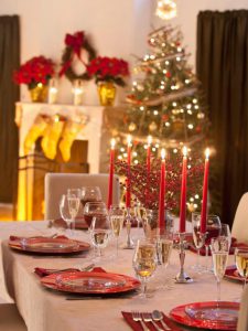 ts-88695912_holiday-tablescape_s3x4-jpg-rend-hgtvcom-616-822